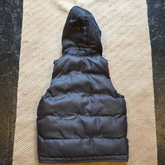 Joe Fresh grey puffer vest with hood - size 4/5T - Picture 2 of 5
